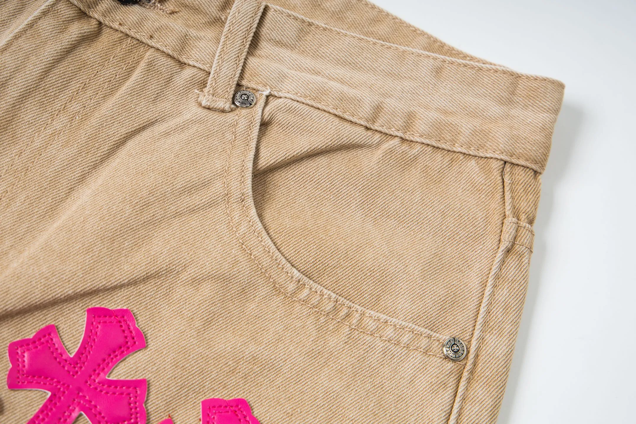 P240 Chrome Hearts 2025 New Miami Limited Couple Washed Jeans with Multiple Pink Cross Leather Labels is a hot item this season and is sought after by countless celebrities and fashionistas. The neat details of the cutting process add color to the playful fashion! The neat and meticulous design, and the well-fitting structure is unique. The upper body not only has outstanding recognition, but also looks younger and younger. A style with the ultimate wearing meaning and performance, gorgeous color matching, and the craftsmanship of this style is also extremely extraordinary. After the finished product is washed, it is disassembled and hand-made with sheepskin cross leather and then spliced ​​together to complete. The whole piece has too many craftsmanship to describe. It is decorated with patchwork cross flowers and high-waisted washed jeans! ! Absolutely high-end luxury product, a god-level single product, a super popular product, made with top heavy industry, a magic weapon that cannot be missed in the street. Style number: 1866# Size: 28 30 32 34 Color: khaki pink khaki black
